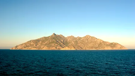 Cea mai misterioasă insulă din Mediterană: doar 1.000 de oameni au voie să o viziteze anual