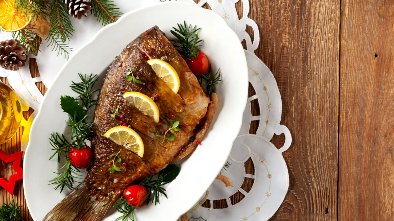 Sătui de meniurile hipercalorice cu FRIPTURI și SARMALE, turiștii de pe litoral au mâncat preparate din pește în a doua zi de Crăciun