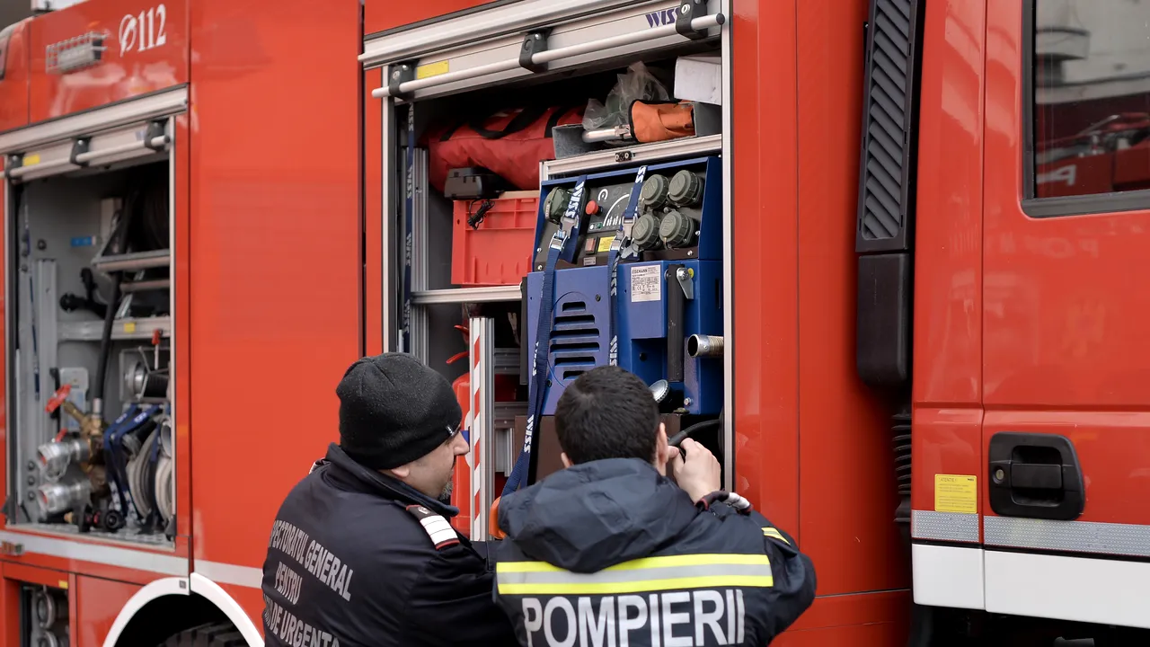 O femeie și cei doi copii ai ai ei au ars de vii într-un teribil incendiu în Neamț / Cauza focului: Jarul căzut din sobă