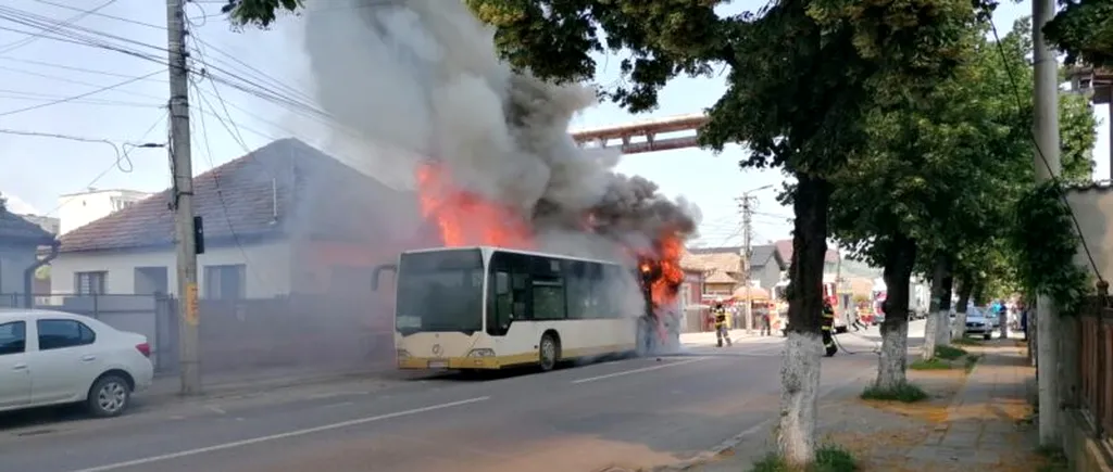 Un autobuz cu pasageri a luat foc în orașul Târnăveni, din județul Mureș (FOTO-VIDEO)
