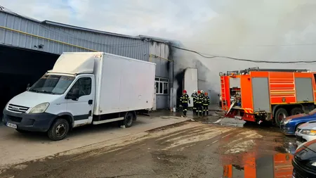 FOTO-VIDEO | Incendiu la o hală din localitatea ilfoveană Pantelimon. Este afectată o suprafață de aproximativ 1.000 m²