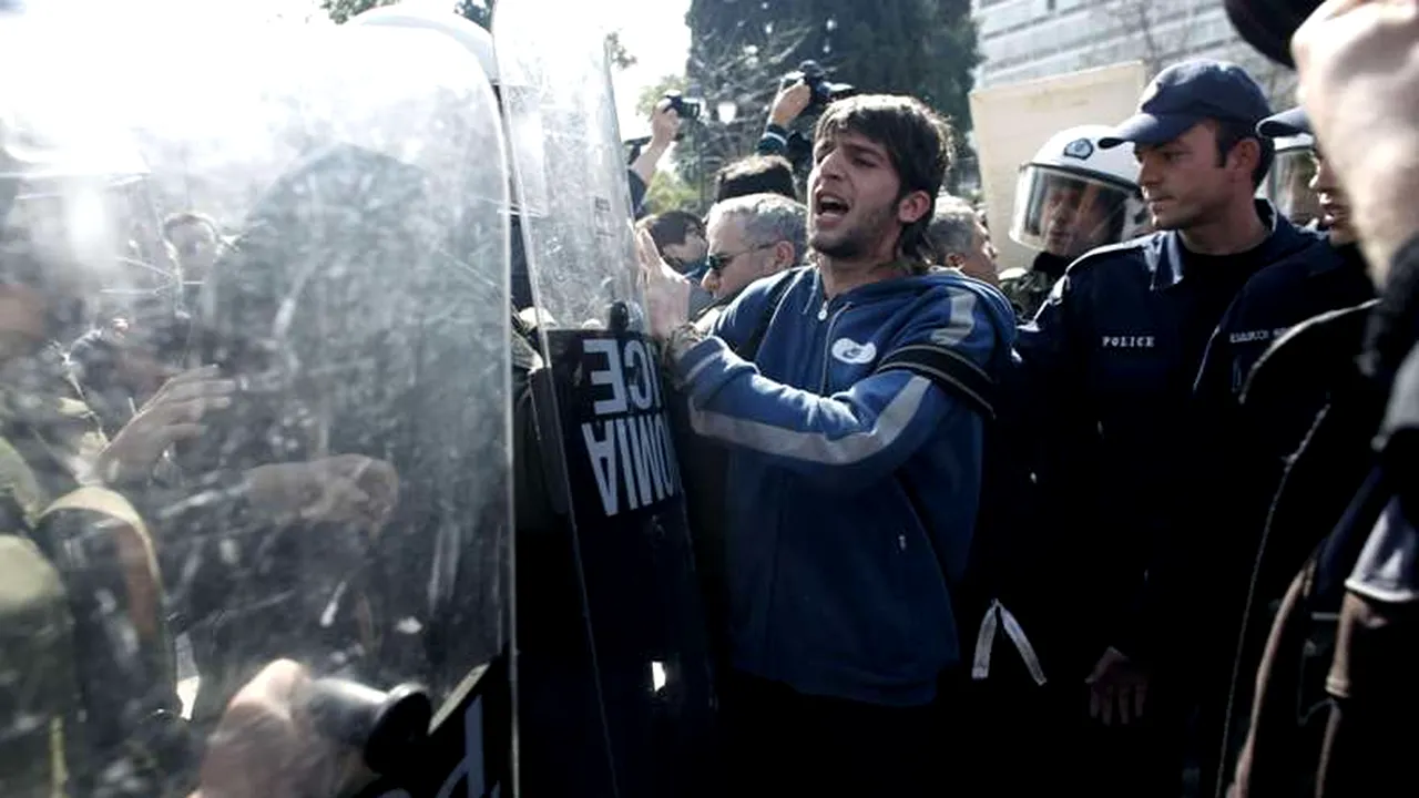 Grecia pregătește noi tăieri de salarii și pensii, concedieri, pentru a obține tranșa de la FMI, UE