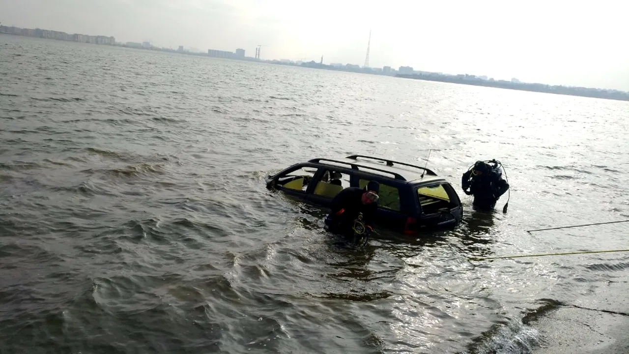 O mașină a căzut în Lacul Morii din Capitală. Nu au fost găsite persoane în interior