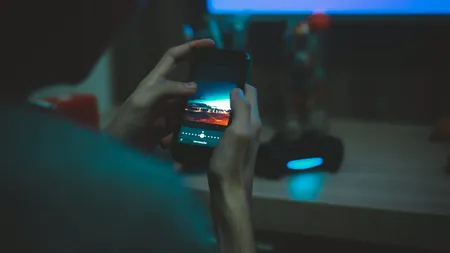 NEAȘTEPTAT. Un bărbat a murit în timpul unui video call cu nepotul său. S-a plâns de dureri înainte să se prăbușească la pământ