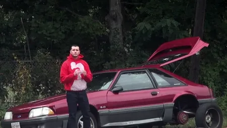 Ajutor neașteptat pentru un șofer pe care toți îl ocoleau