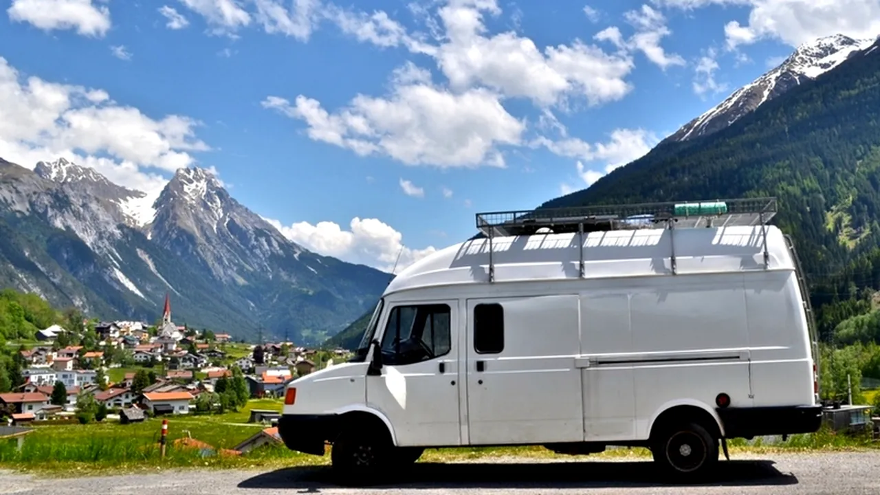 Un britanic și-a transformat dubița în rulotă pentru a vedea România