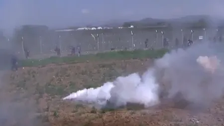 Zeci de imigranți, răniți la granița dintre Grecia și Macedonia