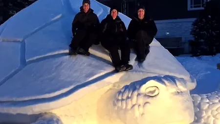 Trei frați au înlocuit tradiționalul omul de zăpadă cu o serie de sculpturi inedite. FOTO