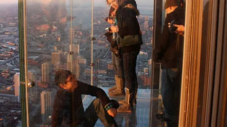 Stăteau pe o terasă de sticlă, la etajul 103. Pe urmă, podeaua a început să se fisureze