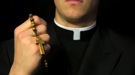 Preot din Italia, surprins cocoțat pe un scaun, în întuneric, spionând sportivele în timp ce făceau duș: „A fost un moment de slăbiciune”