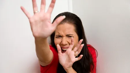 Se întorc la AGRESOR, cedează AMENINȚĂRILOR, ascund DRAMA. Multe femei consideră normal un comportament ABUZIV din partea bărbatului și suportă cu resemnare VIOLENȚA
