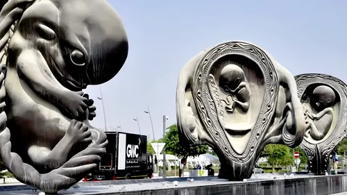 Un artist celebru stârnește din nou CONTROVERSE cu sculpturi uriașe în formă DE UTER. Măsura luată de oficiali pentru a atenua INDIGNAREA publicului

