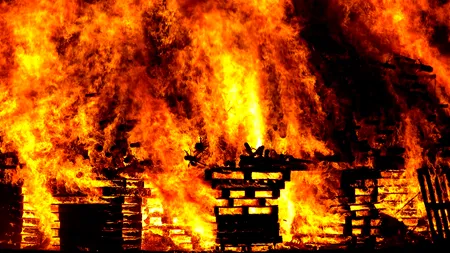 O femeie a murit arsă de vie într-un incendiu violent care a curpins cabana din Cluj în care se afla