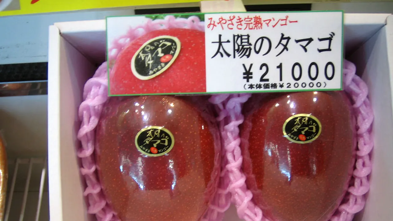 Două fructe de mango, vândute la licitație pentru o sumă record de 2.130 de euro