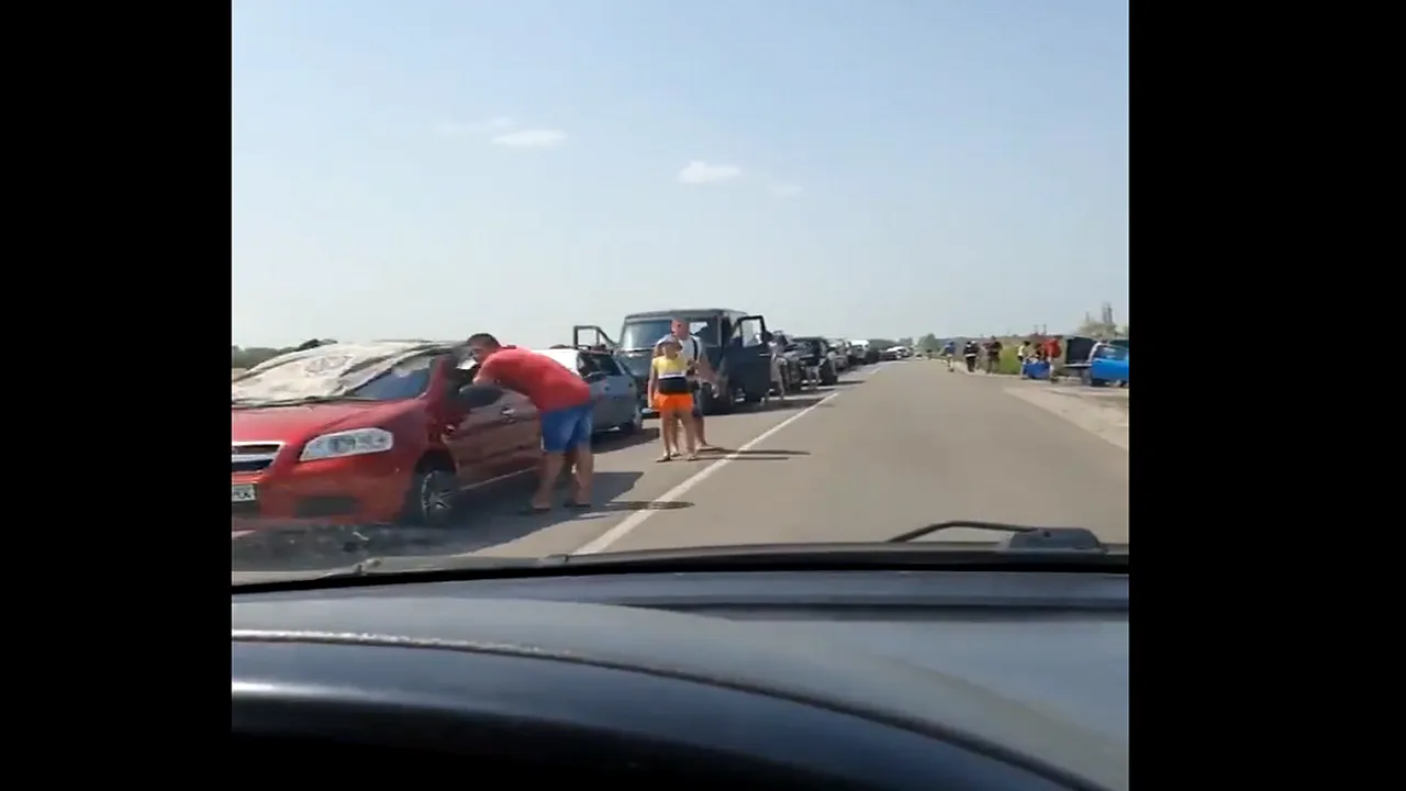 VIDEO | Panică în zona centralei nucleare Zaporojie. Oamenii iau cu asalt șoselele pentru a fugi din calea bombardamentelor