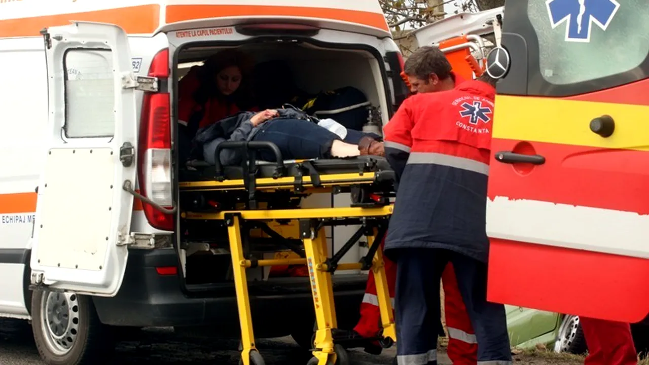 Un șofer care nu s-a asigurat când a ieșit din parcarea unui magazin a provocat un acident în care au fost implicate patru mașini, soldat cu șase răniți