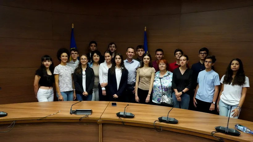 COMUNICAT: Primarul Robert Negoiță a premiat elevii de top din Sectorul 3