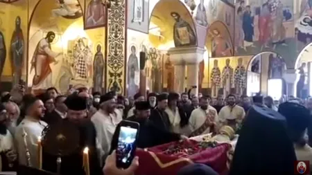 Mii de credincioși l-au pupat pe Mitropolitul din Muntenegru, mort de Covid! Avertismentul medicilor, ignorat: Sicriul a fost deschis (VIDEO & FOTO)