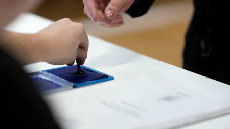 Votarea s-a încheiat. Peste 9,5 milioane de români au VOTAT la primul tur al PREZIDENȚIALELOR. Prezența la vot în țară, 53,19%, în București, 50,63%