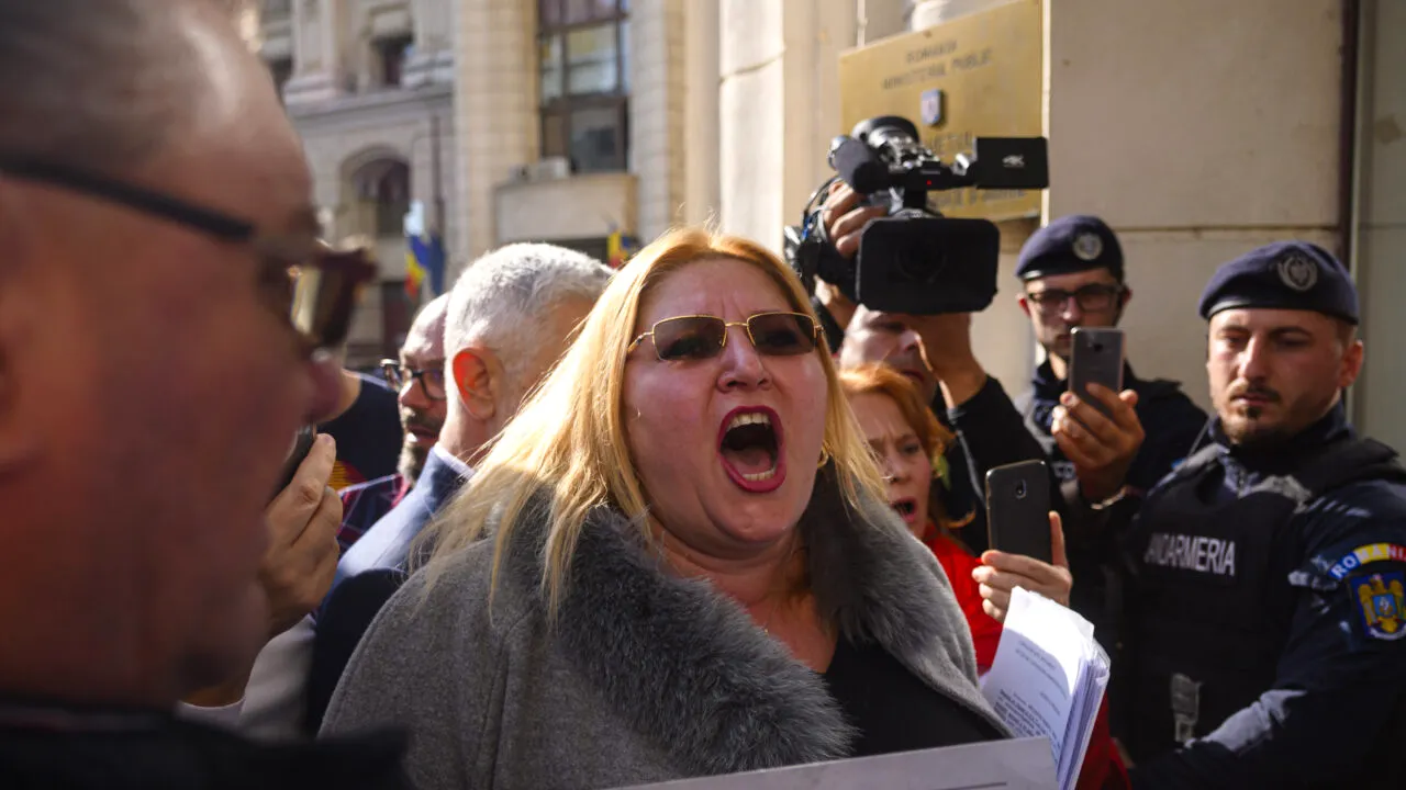 Parlamentarii demisionari din SOS o acuză pe Diana Șoșoacă de „extremism, antisemitism, atitutudine dicatorială și limbaj grobian”