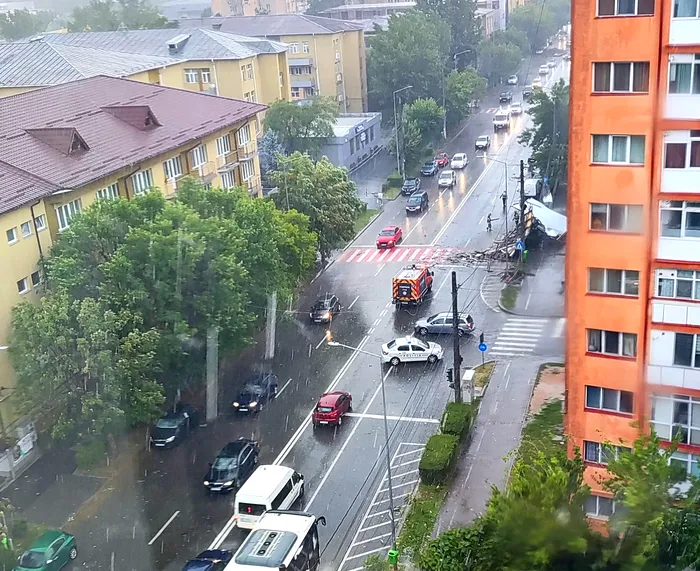 Dezastru în Târgoviște după o furtună violentă de câteva zeci de minute. Copaci doborâți, acoperișuri smulse și bulevarde blocate