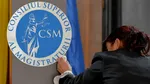 CSM îl acuză pe premierul Bolojan că dezinformează: „Doar 5 judecători s-au pensionat la 48 de ani în ultima perioadă”