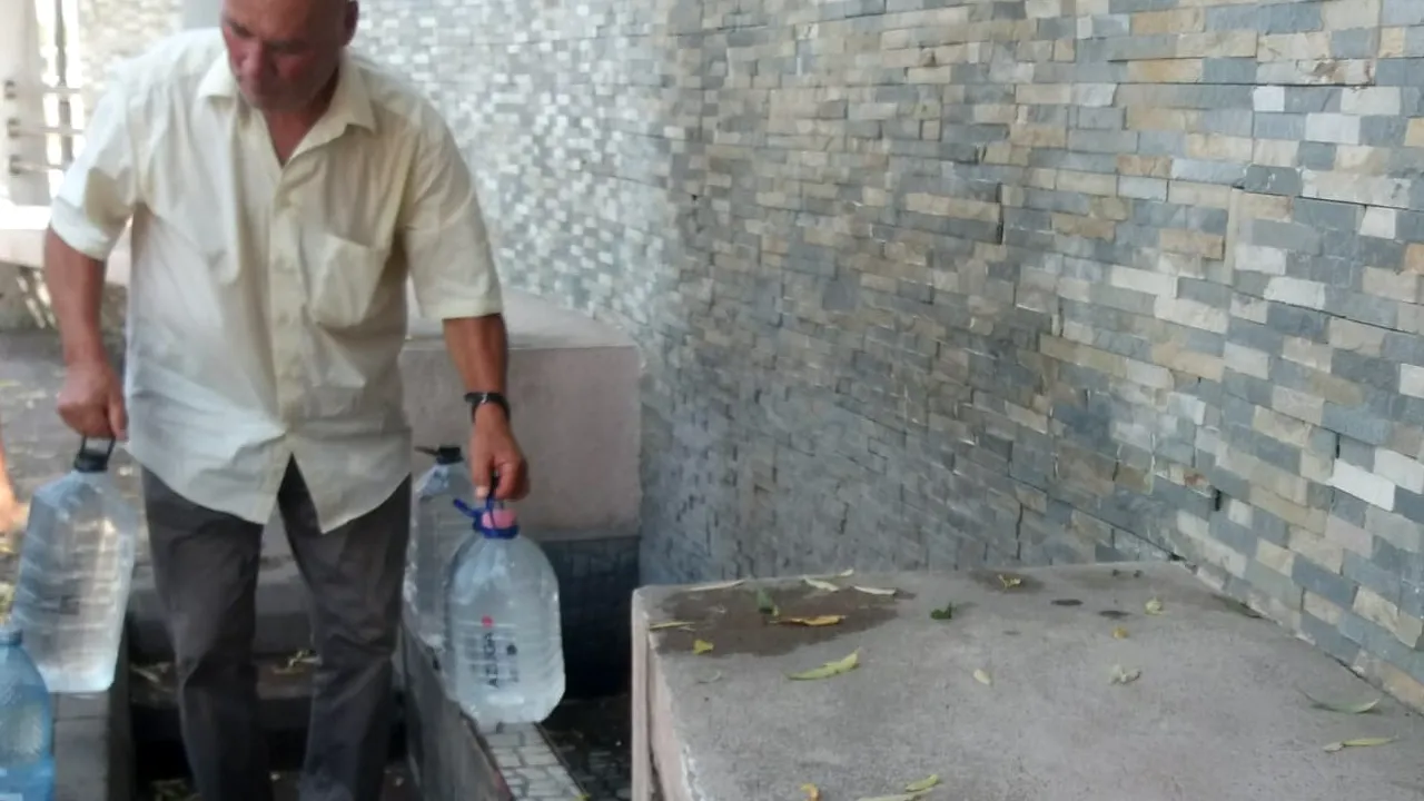 Localităţi din Dolj cu restricţii la apă, în zile caniculare. Oamenii au ajuns să se spele la cișmelele stradale