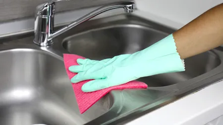 Trucul care te ajută să-ți desfunzi chiuveta rapid. Ai nevoie de 3 ingrediente din bucătărie!