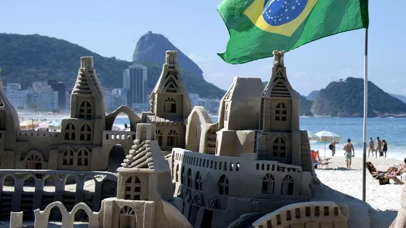 Statuile din nisip de pe plaja Copacabana vor fi îmbrăcate pentru vizita Papei Francisc