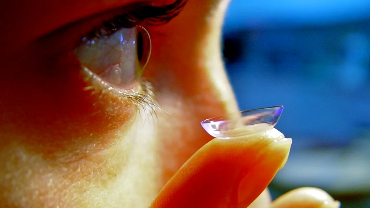 O bacterie care provoacă orbirea amenință milioane de oameni care poartă lentile de contact