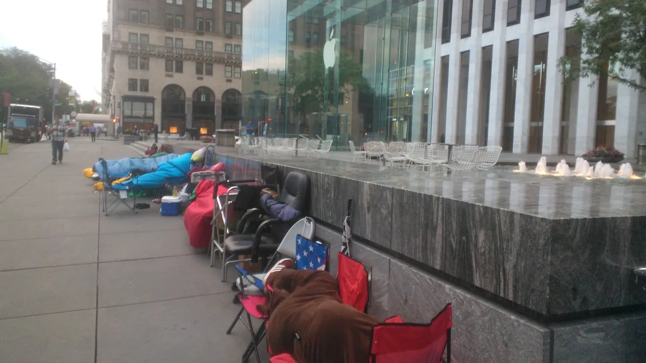 IMAGINI GÂNDUL DIN NEW YORK: Lansarea iPhone 6 a dus la o coadă de peste un kilometru
