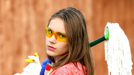 Iași: Femeie de serviciu, amendată de Poliția Locală pentru că ar fi spălat scările unui bloc