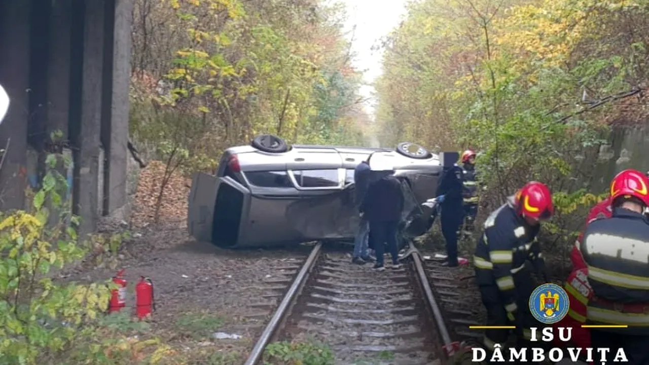 Un șofer în vârstă de 80 de ani a CĂZUT cu mașina de pe un pod și a ajuns pe calea ferată. Accidentul a avut loc în județul Dâmbovița