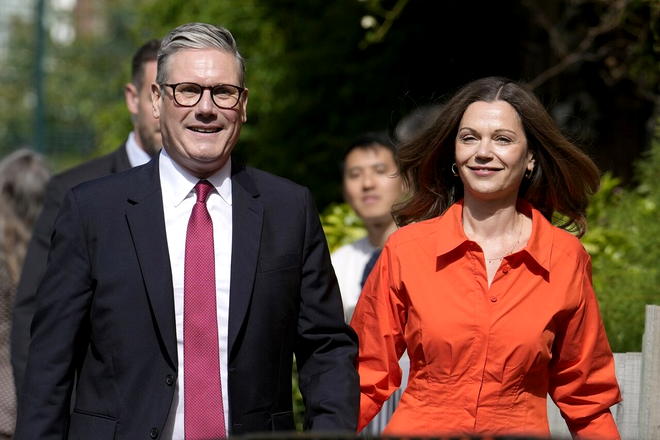 Liderul laburist Keir Starmer și soția sa Victoria au votat împreună la Londra. Sursa Foto: Profimedia