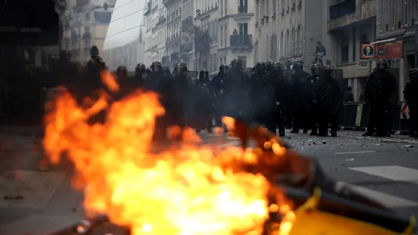Franța se pregătește pentru un nou weekend de foc: sâmbătă sunt anunțate noi manifestații. Ce măsuri de urgență anunță Macron. Președintele a convocat Consiliului de Apărare a Țării