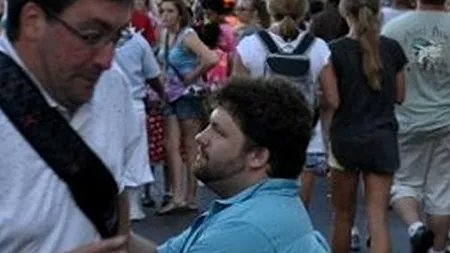 FOTO: Pe cine cere acest bărbat în căsătorie. Imaginea s-a viralizat rapid
