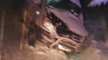La un pas de tragedie: Un microbuz cu 15 fotbaliști de la echipa sportivă Gloria Buzău, implicat într-un accident pe DN 2D, în Vrancea / Unul dintre sportivi: Am ieșit singuri din microbuz. Am stat 40 de minute acolo. Nu era semnal să sunăm la poliție.  - FOTO