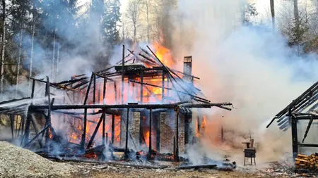 FOTO - VIDEO | O cabană din Argeș a fost distrusă complet de un incendiu. Turiștii au scăpat sărind pe geam. De la ce a pornit focul