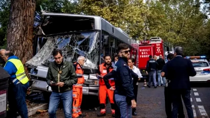 Zeci de persoane au fost rănite după ce un autobuz a intrat într-un copac, în Roma