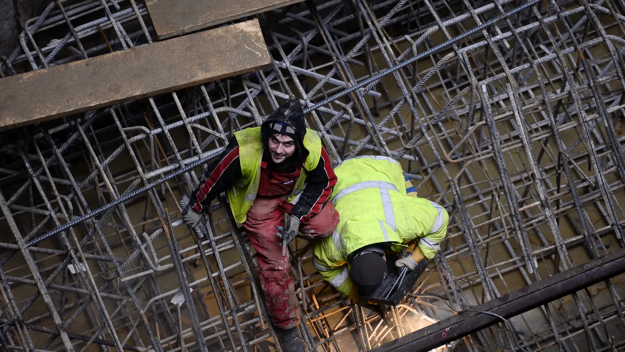 Tinerii sub 35 de ani, COMOARA județelor sărace din Moldova. Disponibilitatea locală a forței de muncă devine MAI IMPORTANTĂ decât costurile