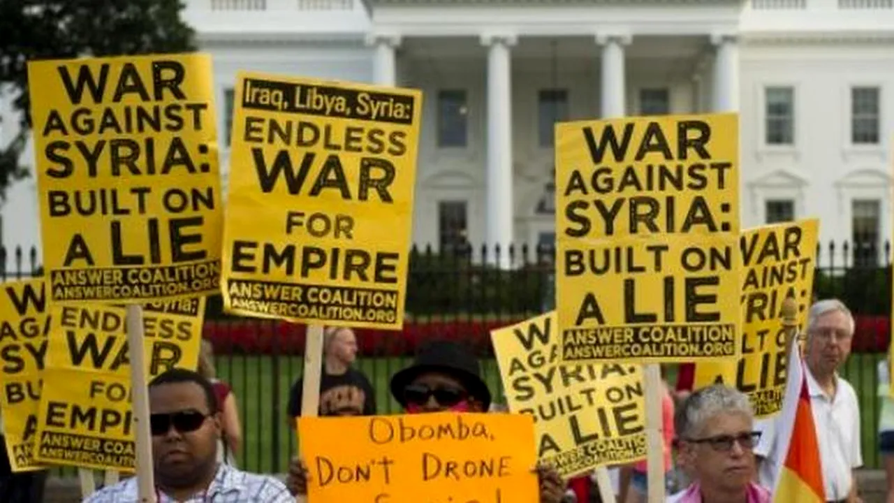 Zeci de persoane au protestat în fața Casei Albe împotriva războiului în Siria