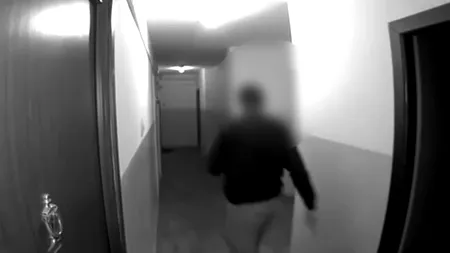 Momentul în care un tânăr de 19 ani din București dă foc mobilei din casă. Polițiștii l-au reținut, iar pompierii au intervenit de urgență