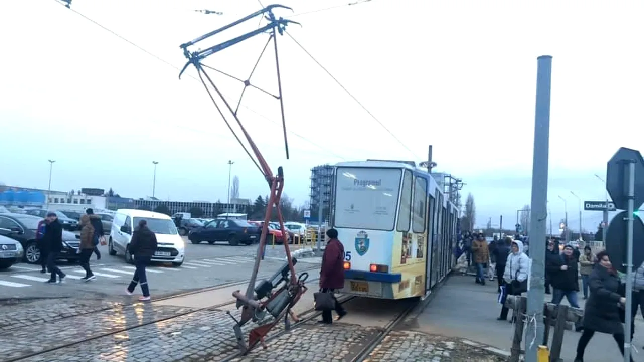 Tramvai DEZMEMBRAT în mers. Deputat: Cam asta e starea întregului transport în comun în CRAIOVA