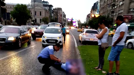 O polițistă de la Brigada Rutieră, acroșată în Piața Universității din București de o mașină, după ce l-a avertizat pe șofer că trecuse pe roșu