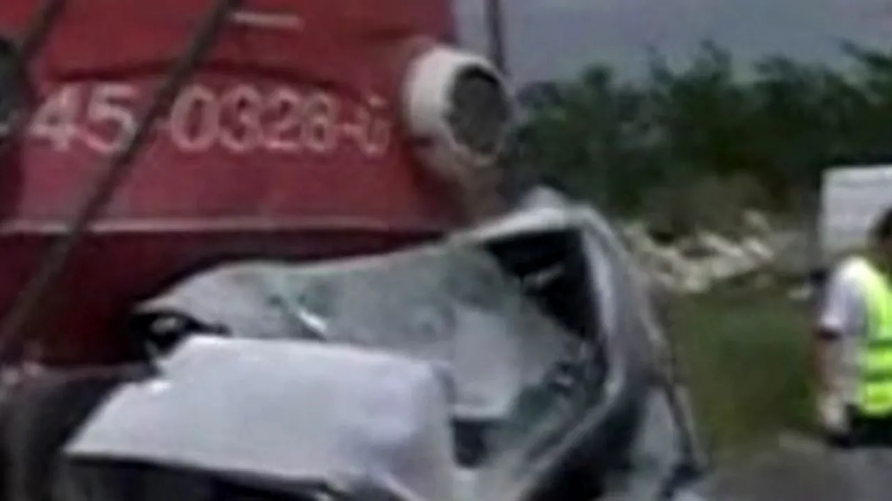 Harghita: Trafic rutier și feroviat blocat după ce un tren a lovit o autoutilitară, apoi a deraiat
