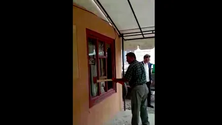 Primarul unei comune a distrus cu toporul un local pe care voia să îl evacueze. VIDEO