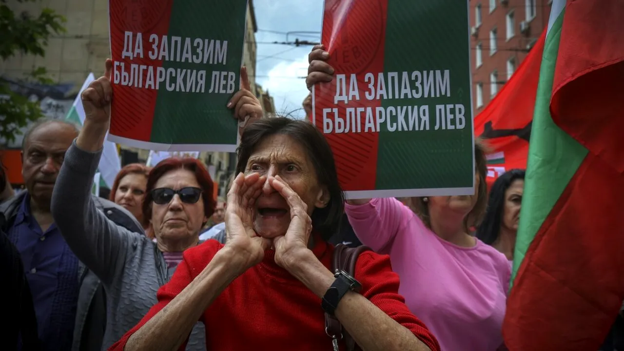 Bulgaria: Campaniile de DEZINFORMARE alimentează opoziția populației față de trecerea la euro. Concluziile analizei UE, așteptate miercuri