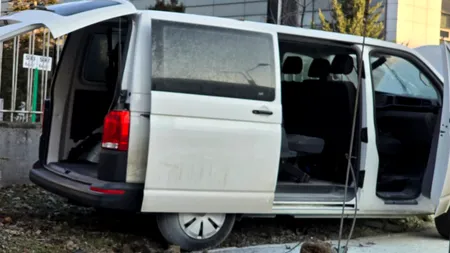 O femeie aflată pe trotuar a fost lovită de o dubă, pe Strada Dimitrie Pompeiu din Capitală