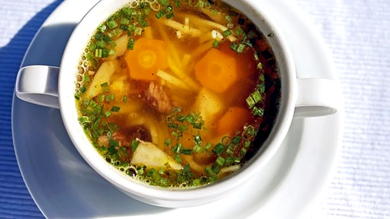 Meniul bolnavilor din spitalele românești: Supă de pui cu pene, la Spitalul Județean Baia Mare