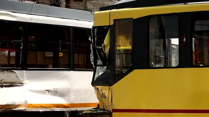 Două tramvaie s-au ciocnit la Arad, o pasageră și un vatman fiind răniți